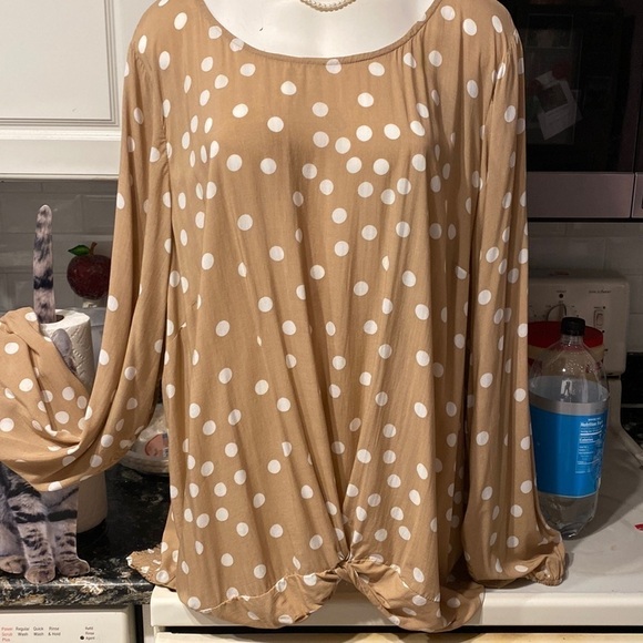 C womens Torrid tan polka dot long sleeve blouse size 5. EUC - Picture 1 of 5